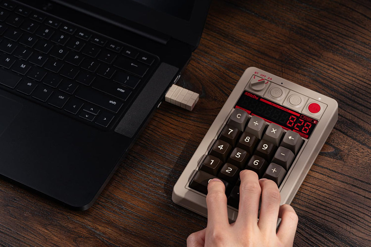 8BitDo Retro 18 Mechanical Numpad C64 Edition